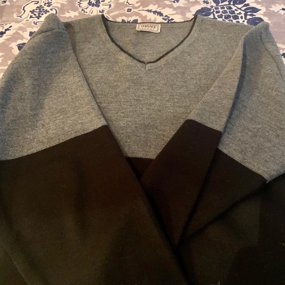 Authentic Gianna Versace V-Neck Sweater like New M! Absolutely beautiful Sweater - Picture 3 of 8